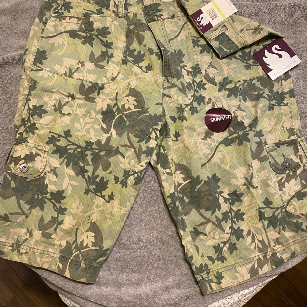 Gloria Vanderbilt Green Camouflage Women's Bermudas